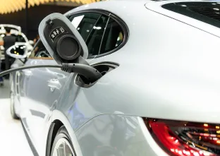 voiture électrique blanche en train de charger